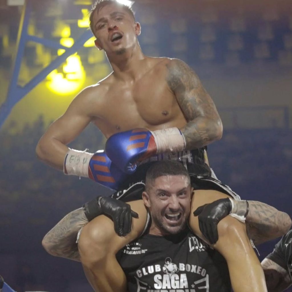 Samuel Molina celebra una victoria con su entrenador.