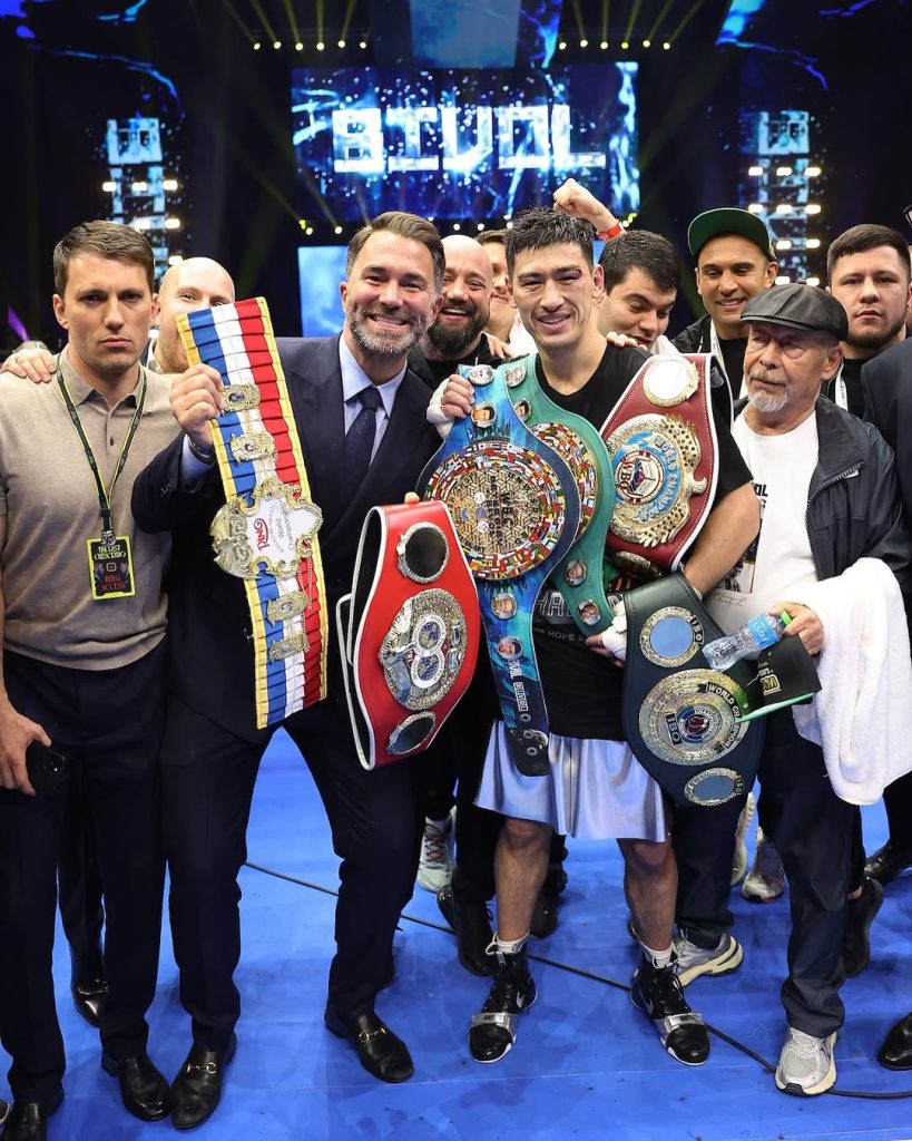 Dmitry Bivol celebra con su equipo su victoria sobre Beterbiev