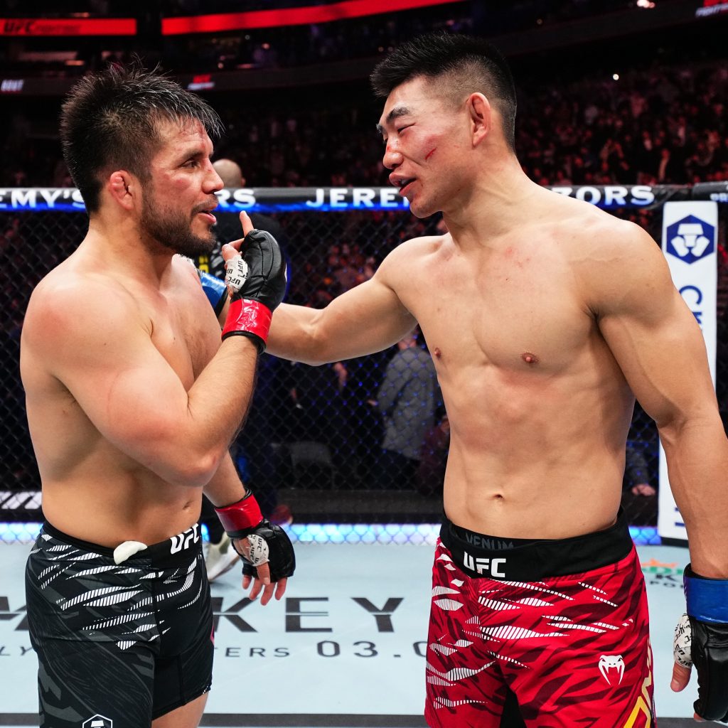 Henry Cejudo y Song Yadong charlan después de su combate en el UFC Seattle.
