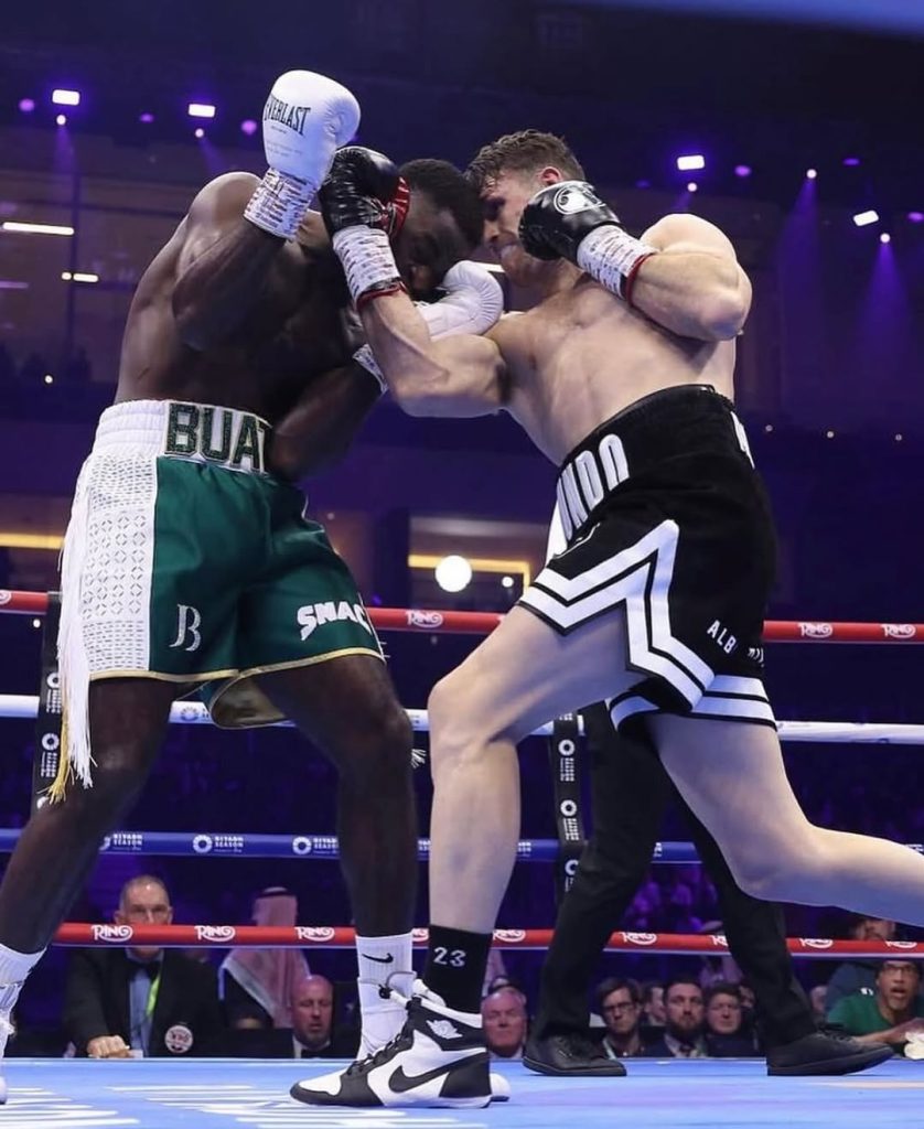 Callum Smith y Joshua Buatsi intercambian golpes durante su combate en Arabia Saudí