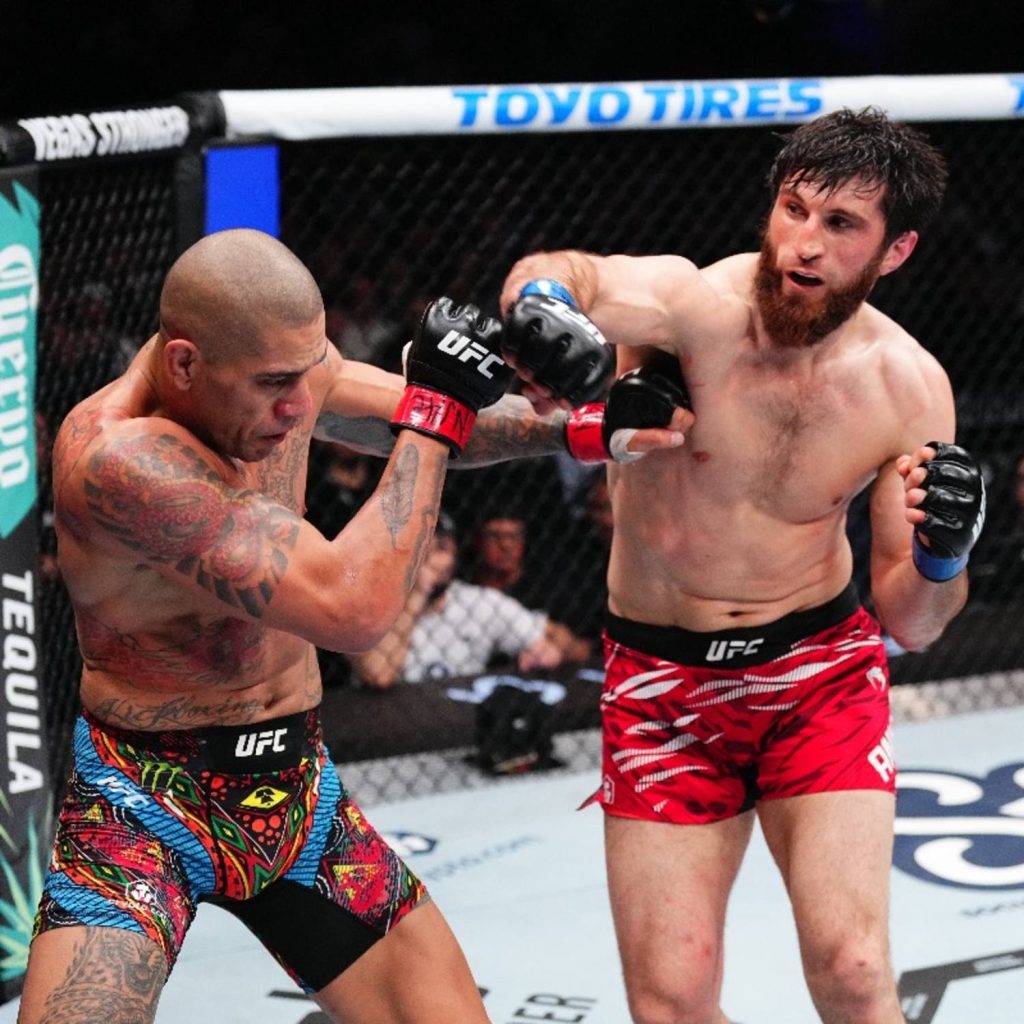 Ankalaev golpea a Pereira en el UFC 313.