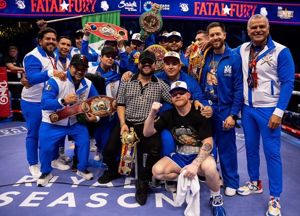 Canelo Álvarez celebra con su equipo la victoria ante Scull.