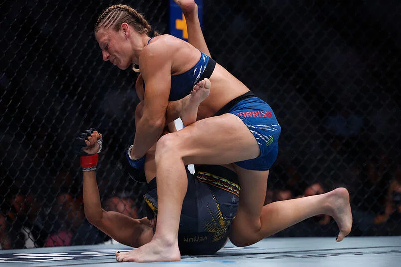 Kayla Harrison golpea a Julianna Peña en el UFC 316.