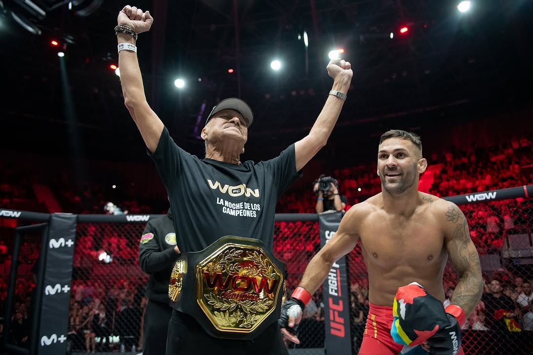 Hecher Sosa y su padre celebran la victoria en WOW 20.