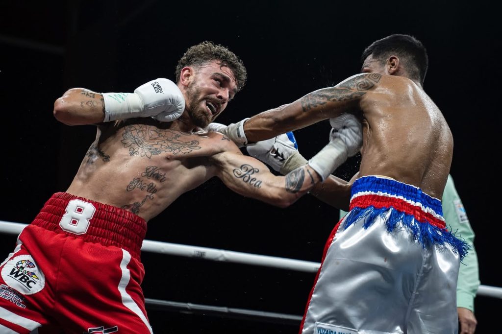 Jonfer golpea a Núñez durante su combate.