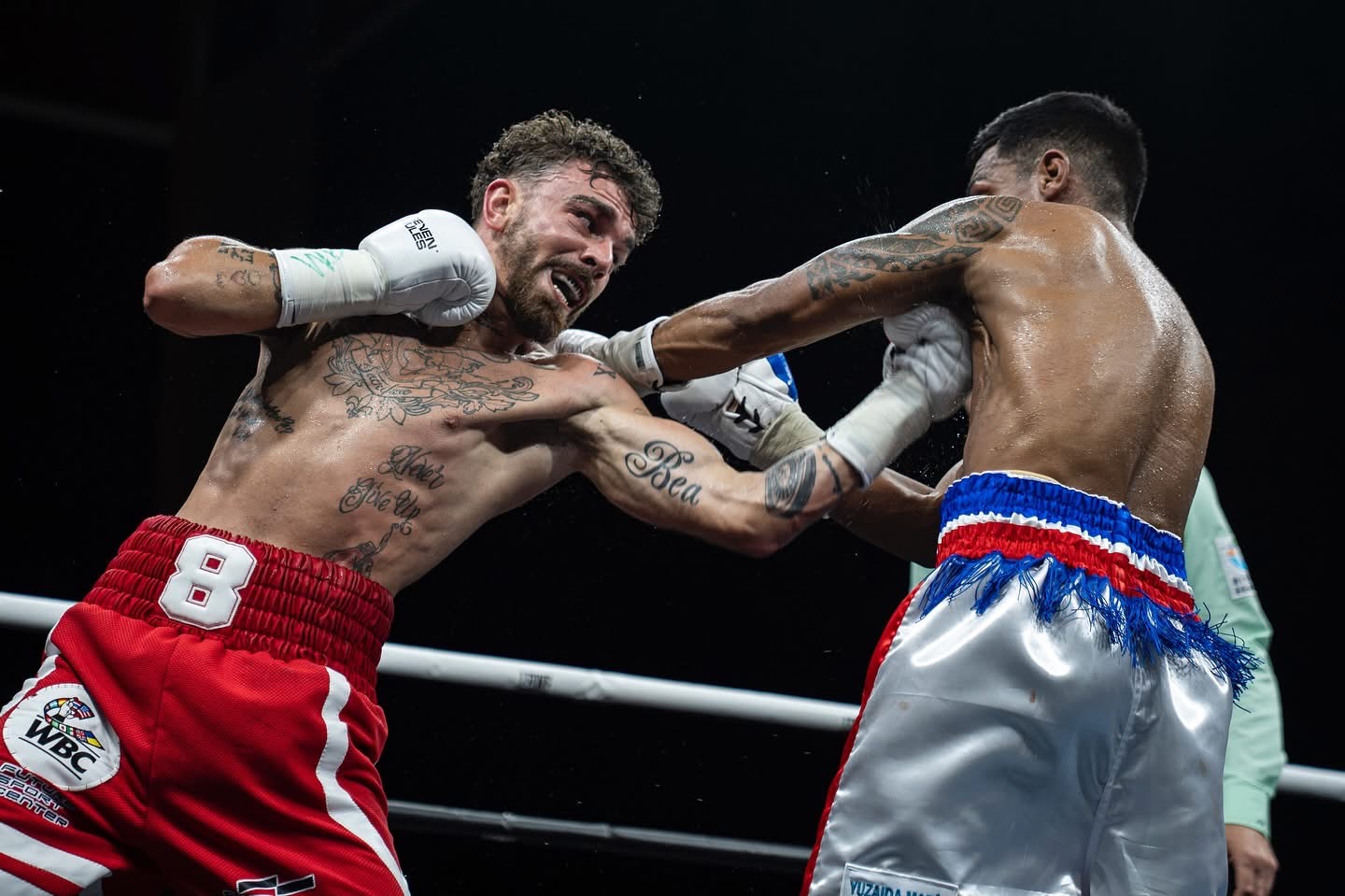 Jonfer golpea a Núñez durante su combate.