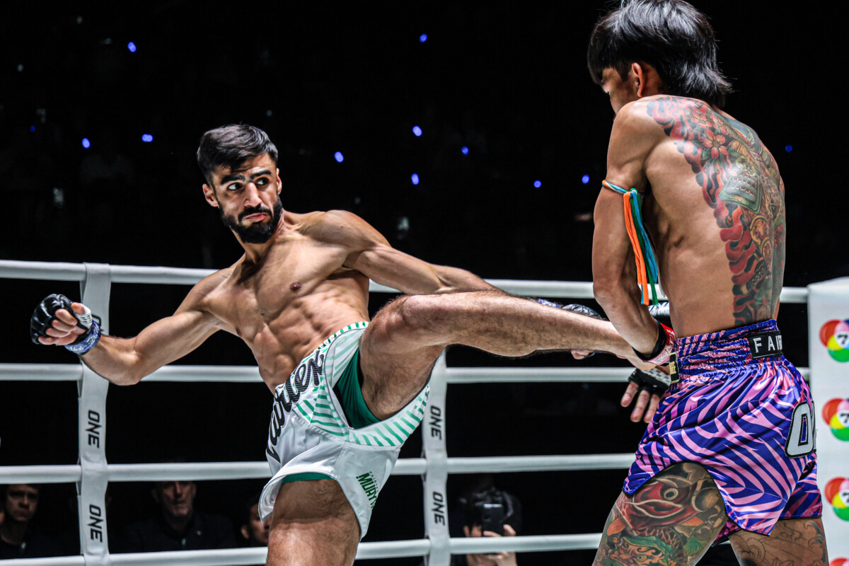 Singdomthong Nokjeanladkrabang y Abdallah Ondash intercambian golpes en ONE Friday Fights 112