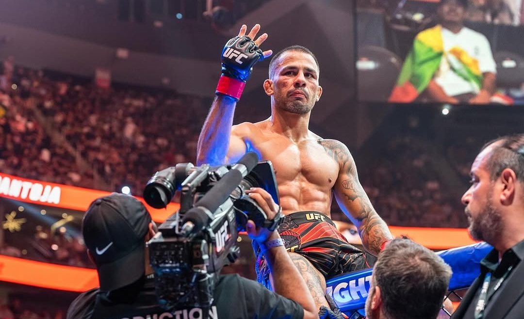 Alexandre Pantoja celebra su triunfo en el UFC 317.