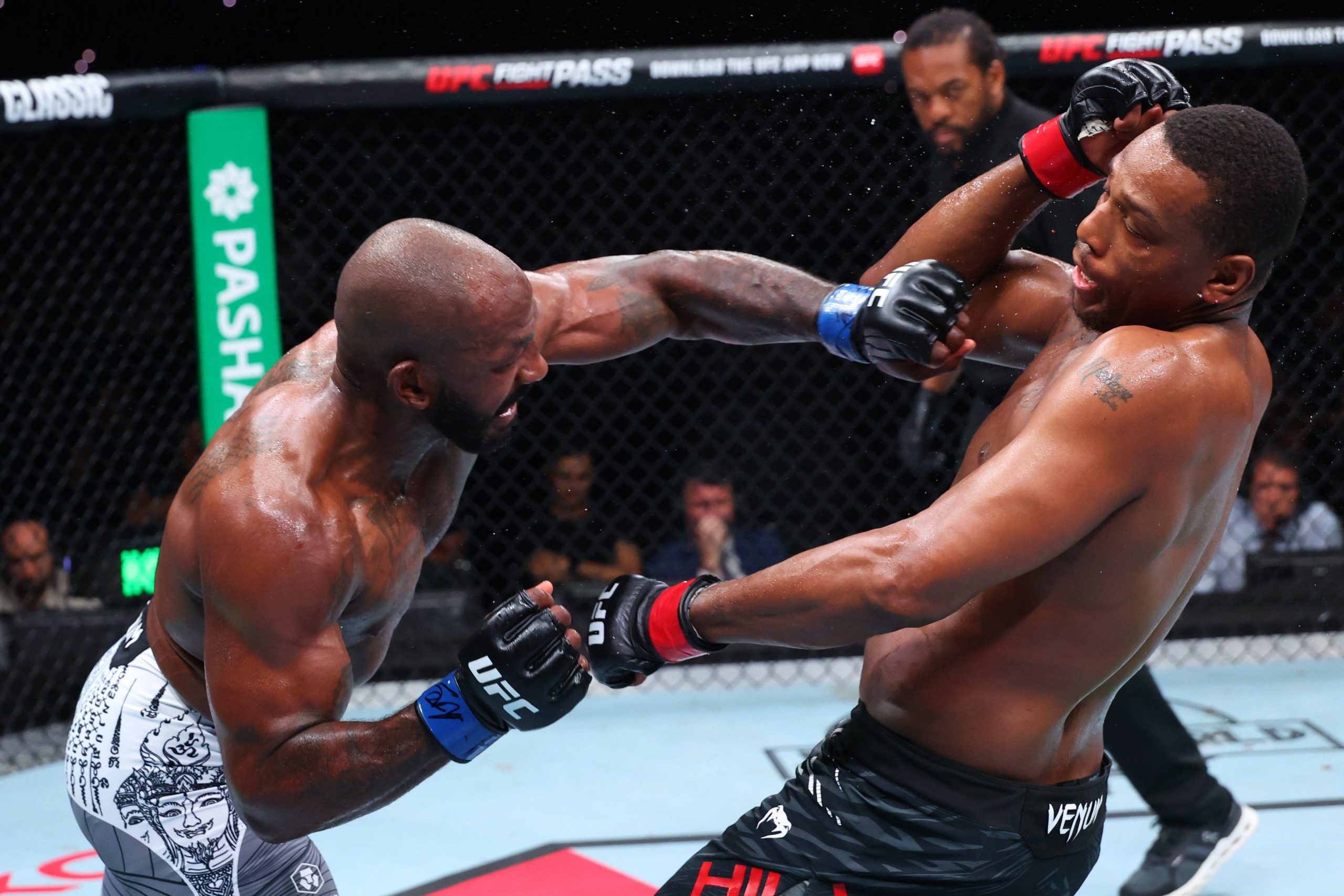 Rountree golpea a Hill durante el UFC Bakú