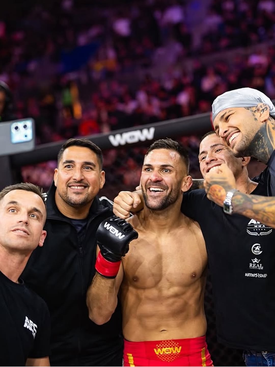 Hecher Sosa celebra con su equipo.