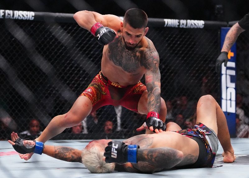 Topuria noquea a Oliveira en el UFC 217.