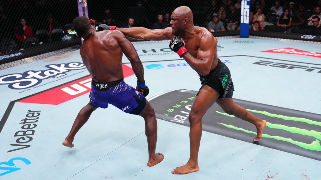 Usman golpea Buckley en el UFC Atlanta.