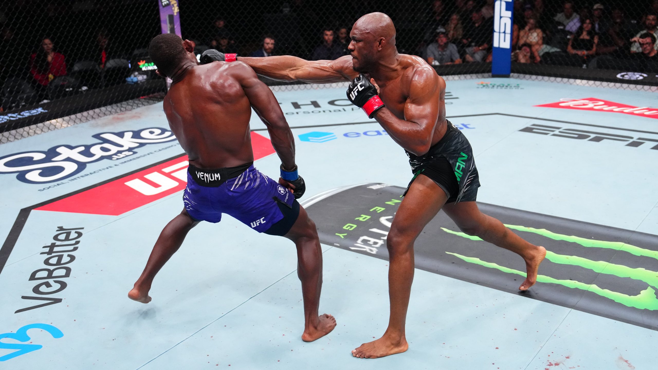 Usman golpea Buckley en el UFC Atlanta.