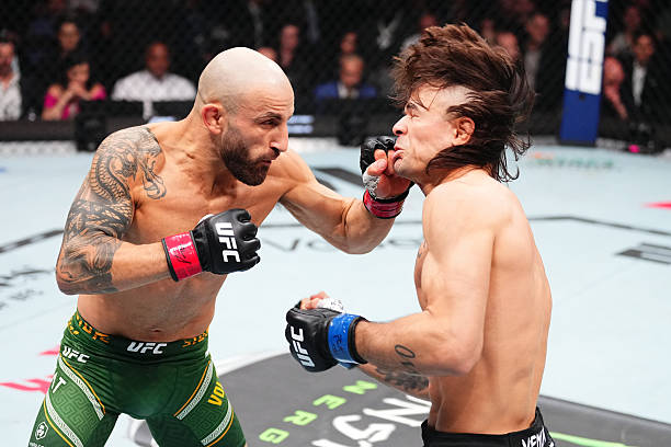 Volkanovski golpea a Diego Lopes.