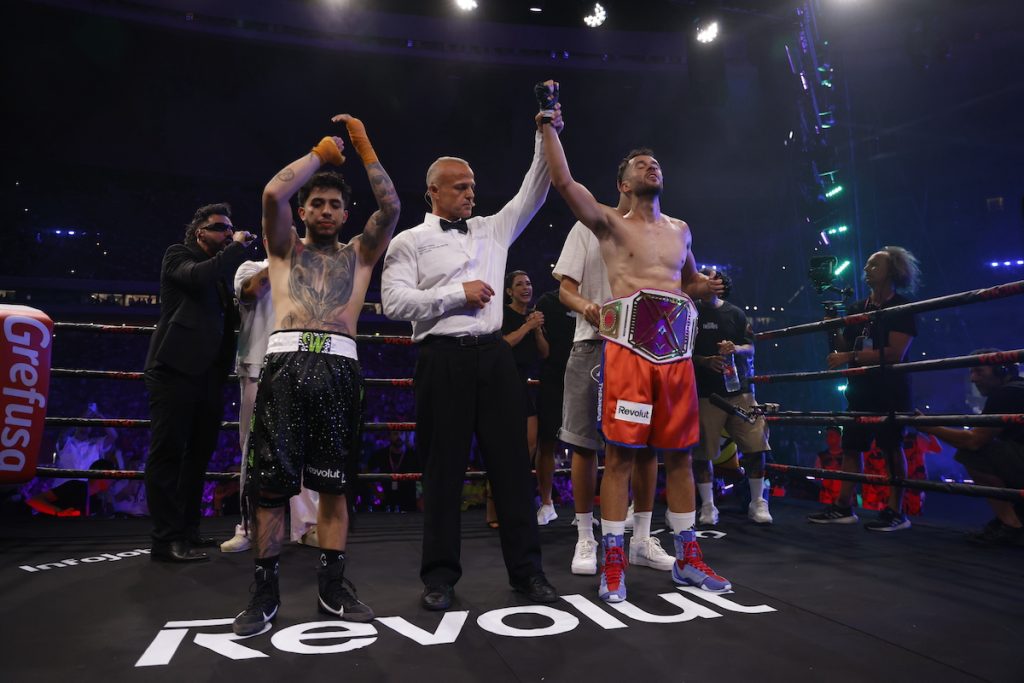 Grefg celebra su triunfo en el combate estelar de La Velada del Año V