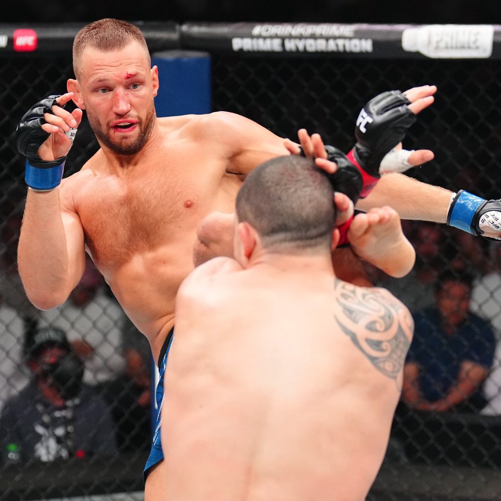 De Ridder golpea a Whittaker en el UFC Abu Dhabi.