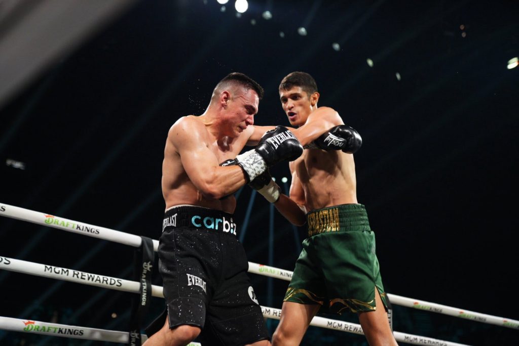 Fundora golpea a Tszyu