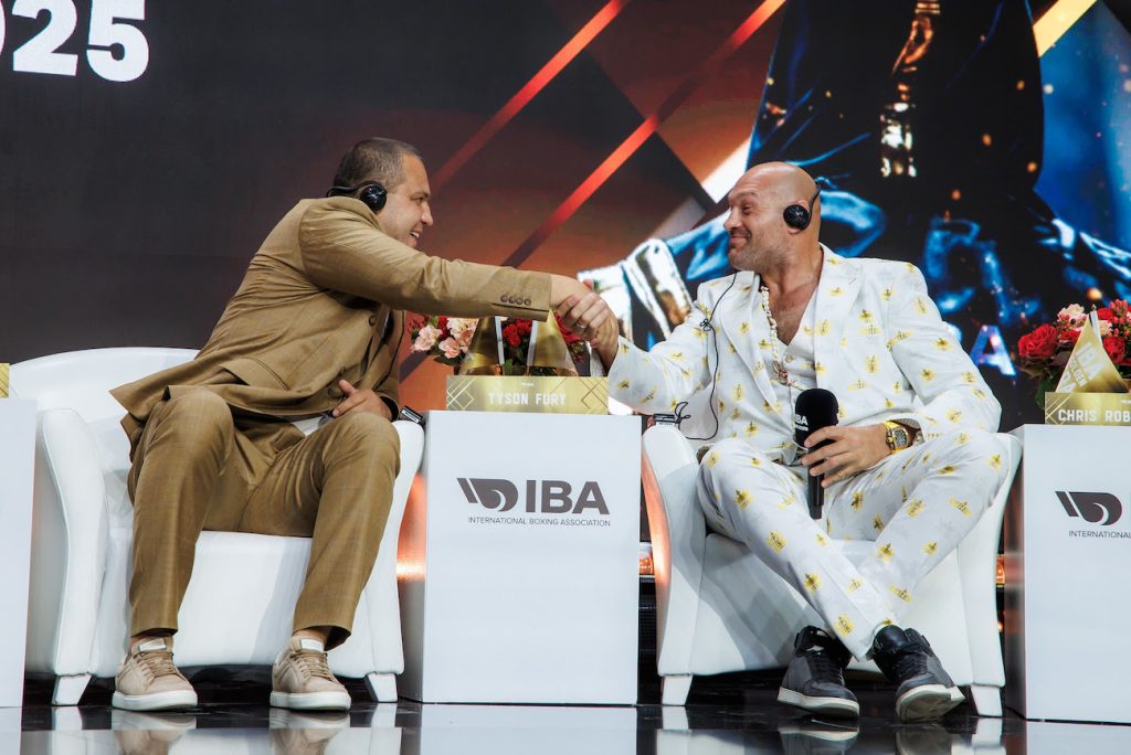 Umar Kremlev y Tyson Fury.