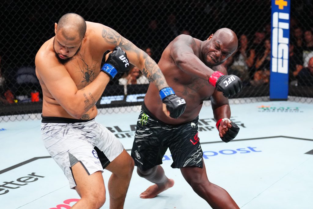 Lewis golpea a Teixeira en el UFC Nasvhille.