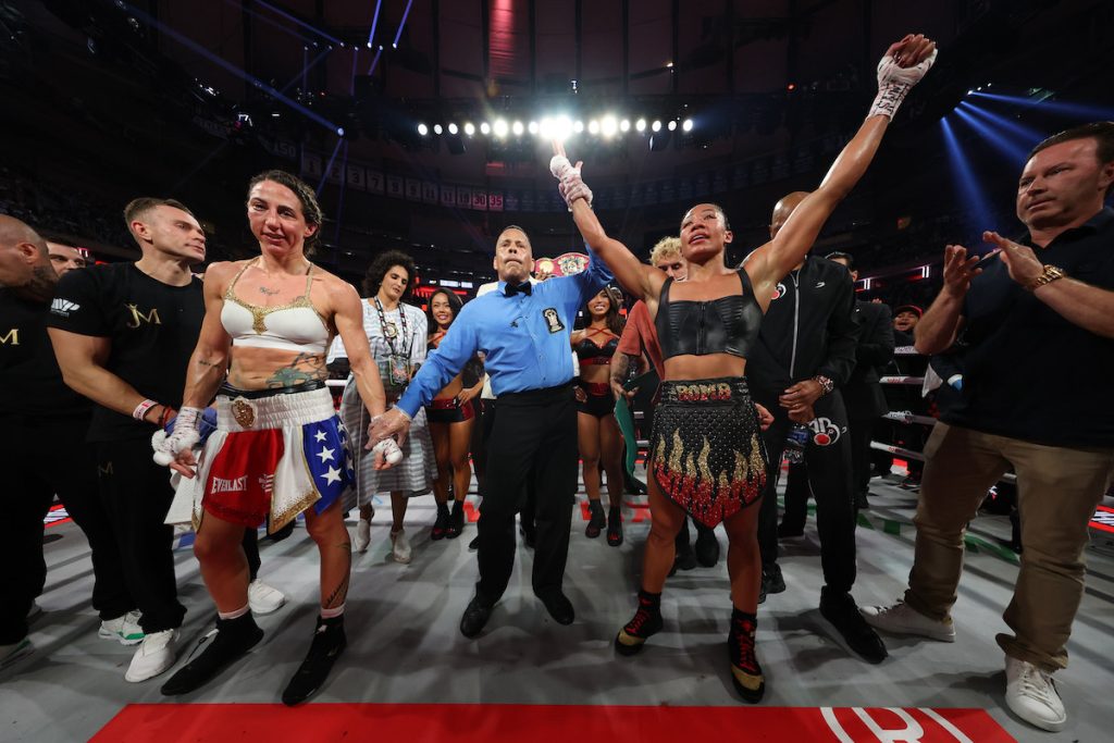 Jennifer Miranda y Alycia Baumgardner tras su combate