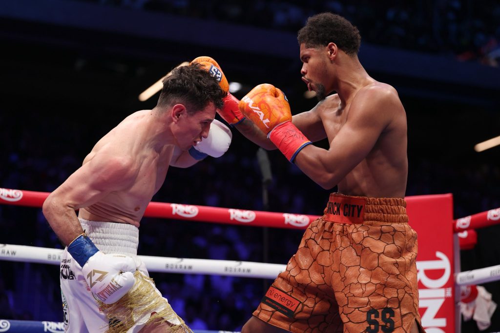 Shakur Stevenson y Zepeda cruzan golpes