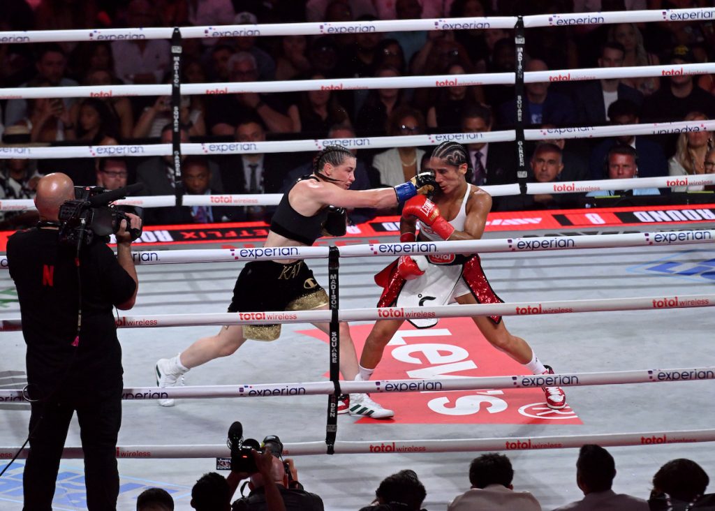 Katie Taylor y Amanda Serrano durante su tercer combate.
