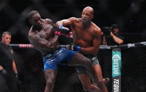 Michael Page golpea a Jared Cannonier