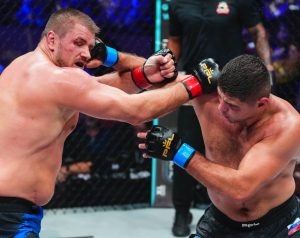 Popov y Romanov cruzan golpes