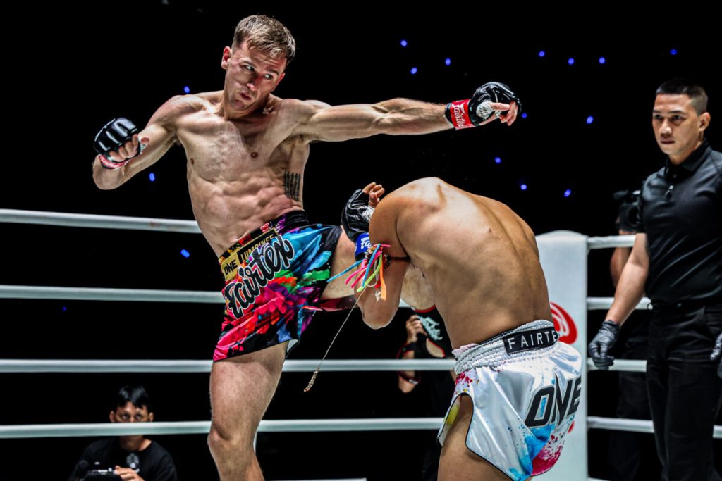 Irvine acabó en el primer asalto a Rombong Sor Therapat con un extraordinario KO en el estelar de ONE Friday Fights 128.